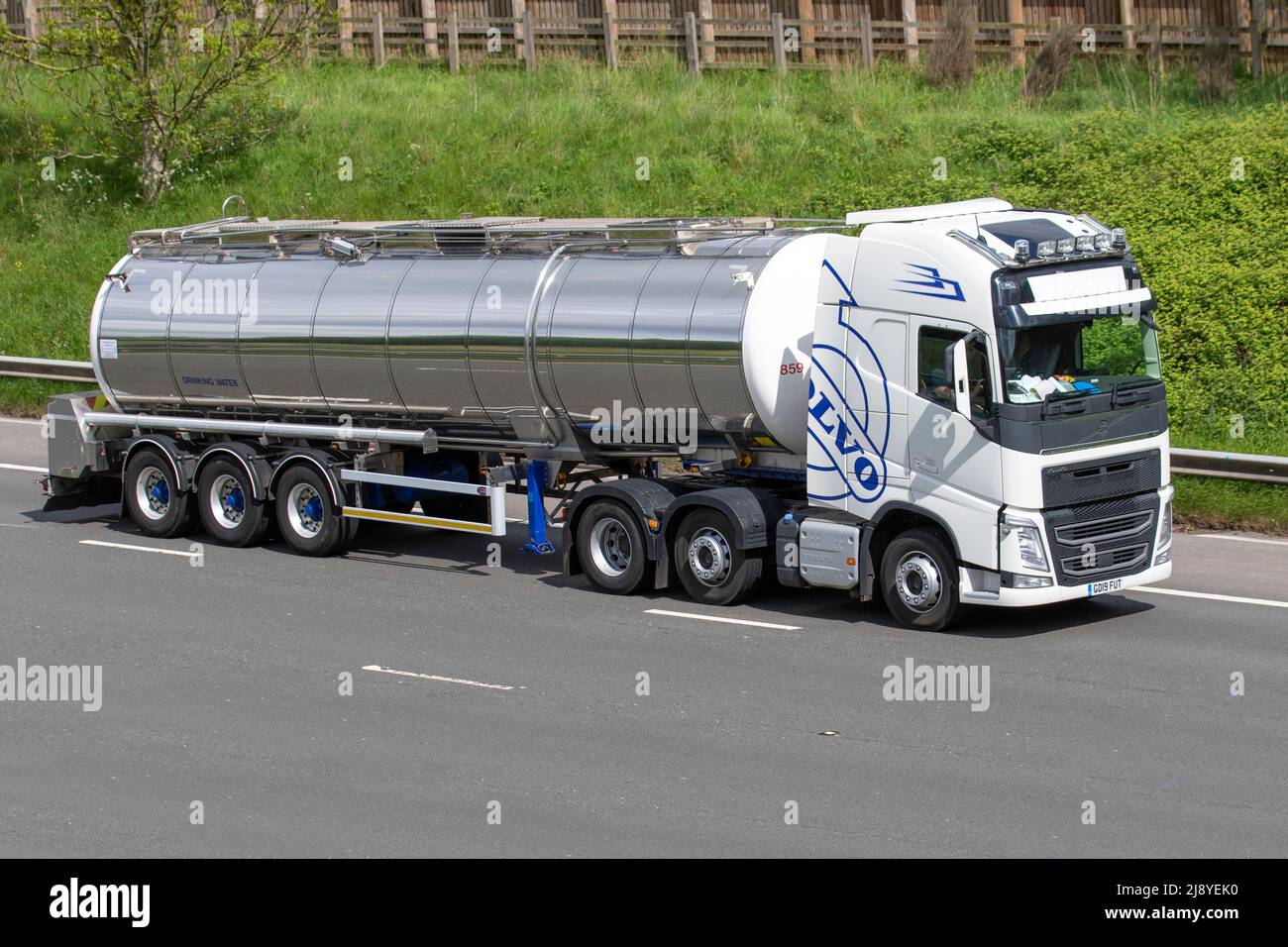 2019 weißer Volvo FH500 6X2T PA XHSL 12777cc Dieseltraktoreinheit und Notfall-859-Trinkwassertanker. Liquiline – speziell für Trinkwasser bestimmte Tanker mit hoher Spezifikation, die auf der Autobahn M6 in Großbritannien gefahren werden Stockfoto