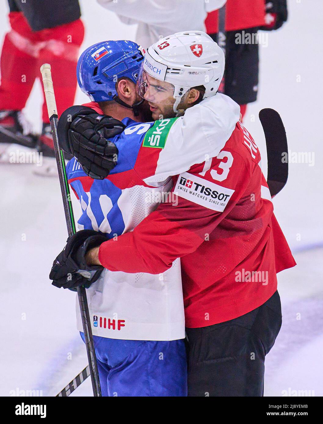 Helsinki, Finnland. 18.. Mai 2022. Herzlichen Glückwunsch Tomas Tatar, SVR 90 Nico Hirschier Nr. 13 der Schweiz im Spiel SCHWEIZ - SLOWAKEI 5-3 der IIHF EISHOCKEY WELTMEISTERSCHAFT Gruppe B in Helsinki, Finnland, 18. Mai 2022, Saison 2021/2022 © Peter Schatz / Alamy Live News Stockfoto