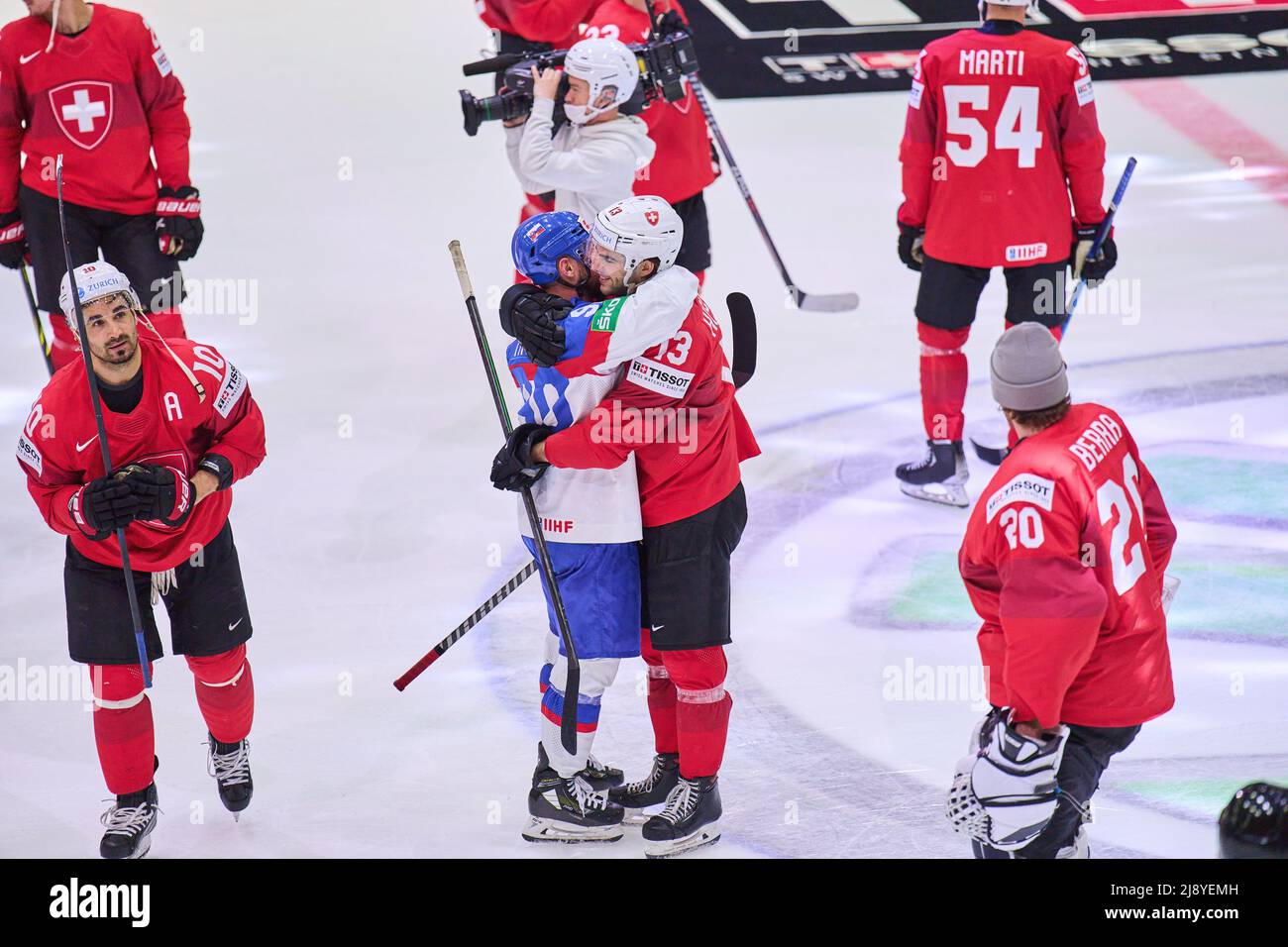 Helsinki, Finnland. 18.. Mai 2022. Herzlichen Glückwunsch Tomas Tatar, SVR 90 Nico Hirschier Nr. 13 der Schweiz im Spiel SCHWEIZ - SLOWAKEI 5-3 der IIHF EISHOCKEY WELTMEISTERSCHAFT Gruppe B in Helsinki, Finnland, 18. Mai 2022, Saison 2021/2022 © Peter Schatz / Alamy Live News Stockfoto