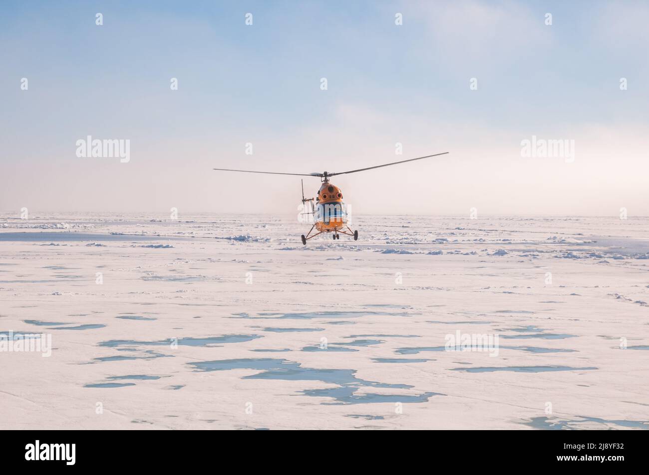Ein Hubschrauber landet auf dem 50 Years of Victory (50 Let Pobedy) Nuklear-Eisbrecher Stockfoto