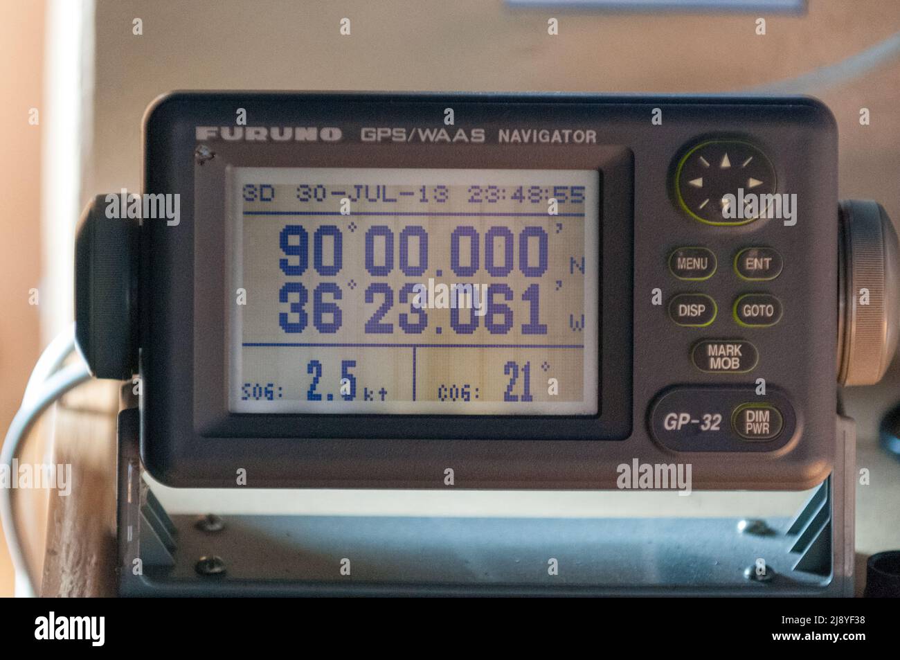 Das GPS an Bord des nuklearen Eisbrechers 50 Years of Victory (50 Let Pobedy) zeichnet den Moment auf, in dem das Schiff am geografischen Nordpol ankommt Stockfoto
