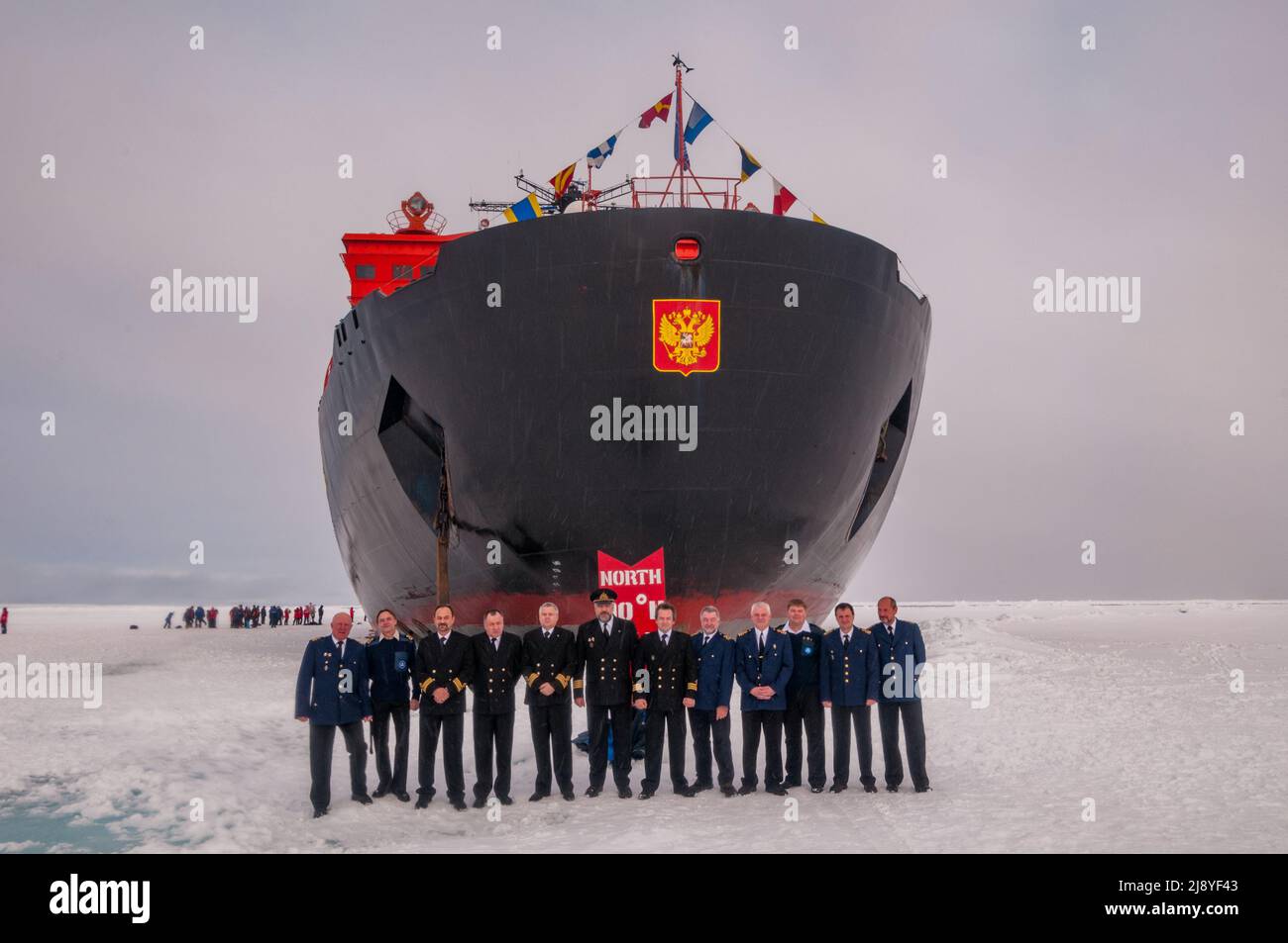 Der Kapitän und die Offiziere des 50-jährigen Sieges (50 Let Pobedy) Eisbrechers am geographischen Nordpol Stockfoto