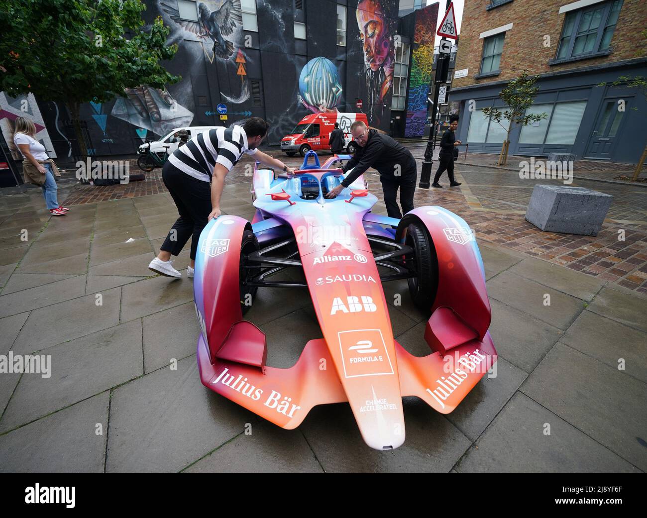 Anlässlich der Rückkehr des E-Prix von London 2022 am 30. Und 31. Juli wird im New Inn Yard, Shoreditch, East London, ein Formel-E-Spray des Graffiti-Künstlers Cenz enthüllt, dessen Tickets heute erhältlich sind. Bilddatum: Donnerstag, 19. Mai 2022. Stockfoto