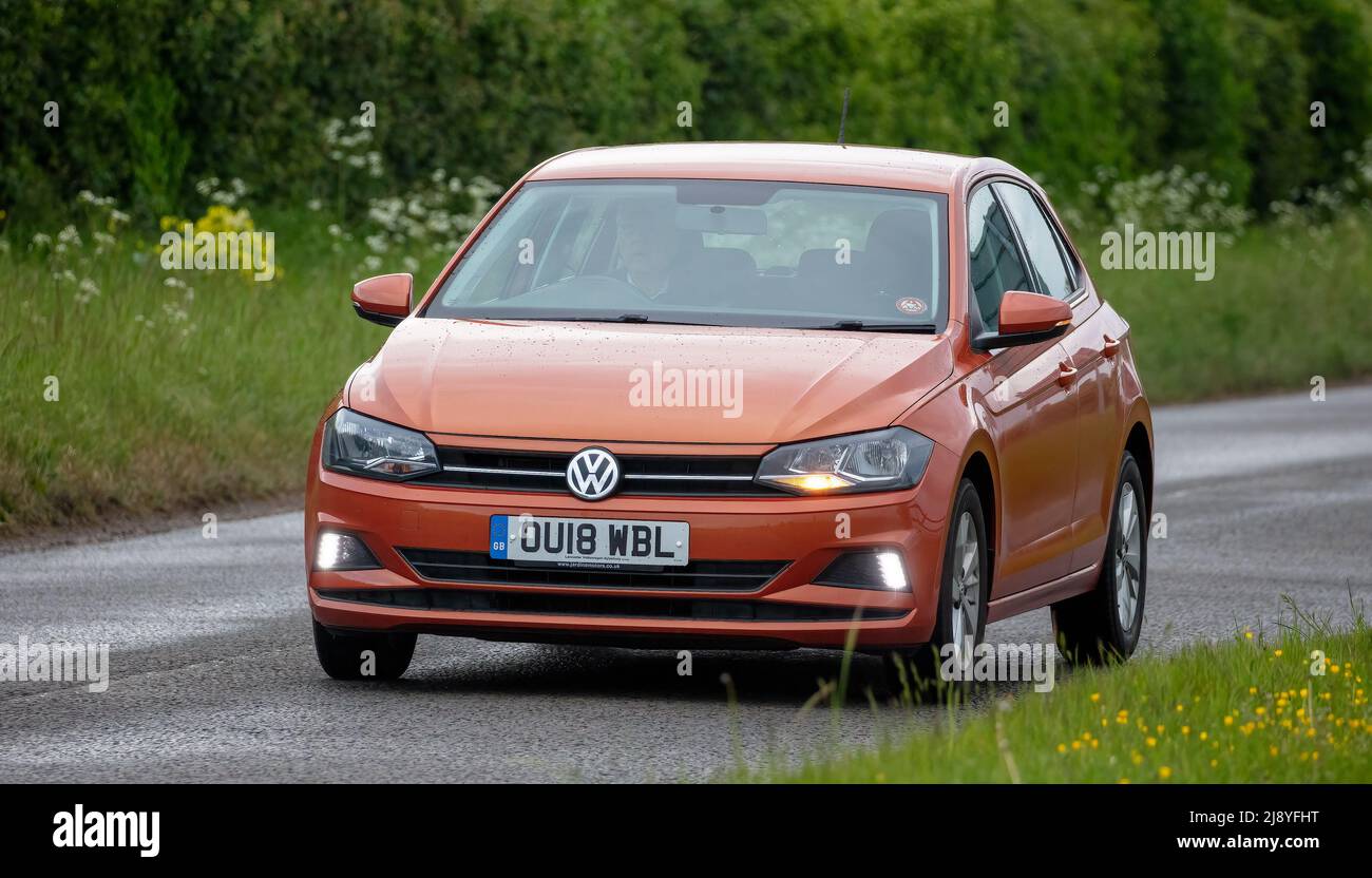 2018 999 ccm Volkswagen Polo in Orange Stockfoto