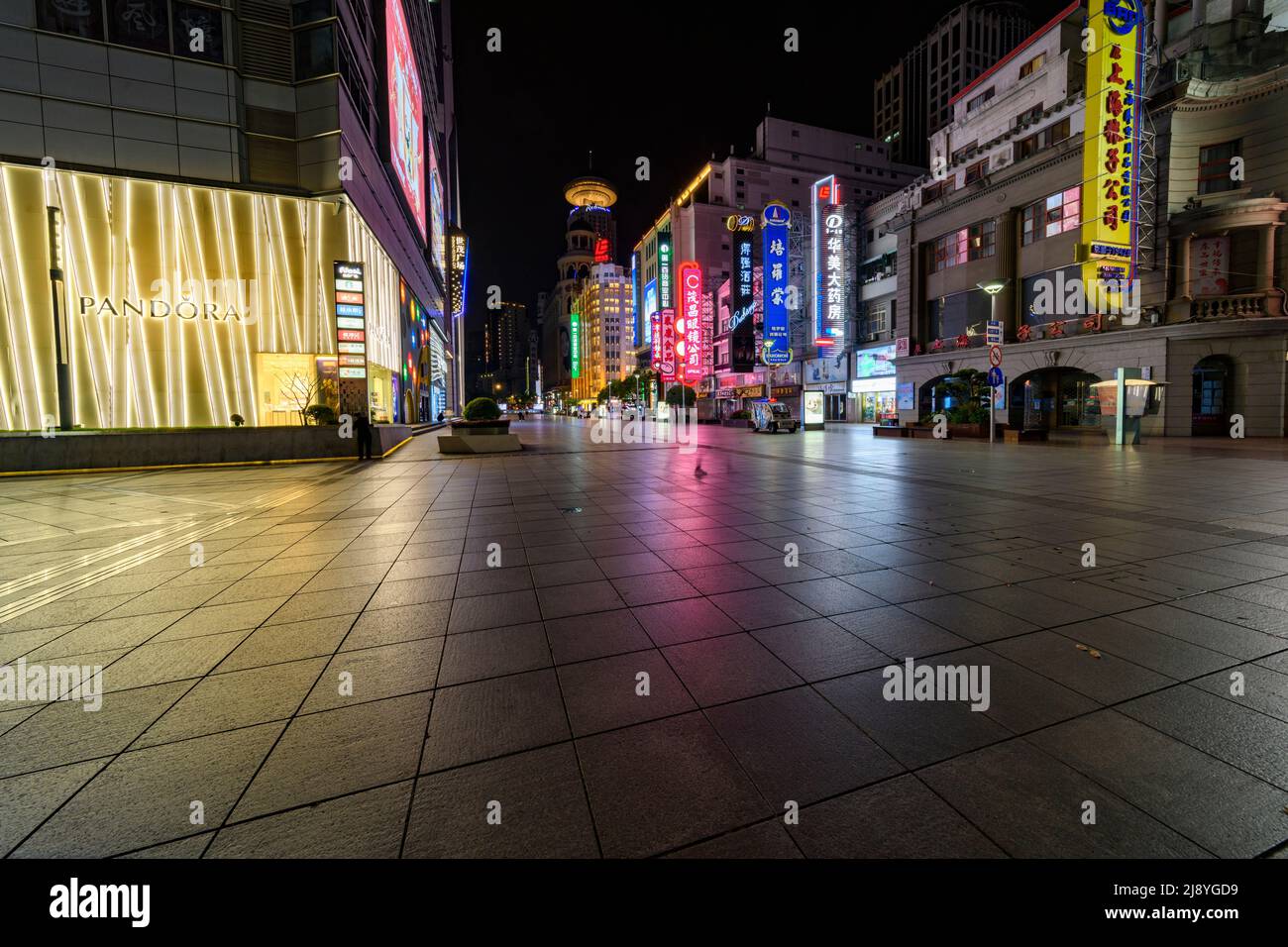 Die Nanjing Road in Shanghai ist die verkehrsreichste Handelsstraße in ganz China, aber sie ist in der Nacht, bevor die Stadt Shanghai die Sperre einleitet, unheimlich leer. Stockfoto