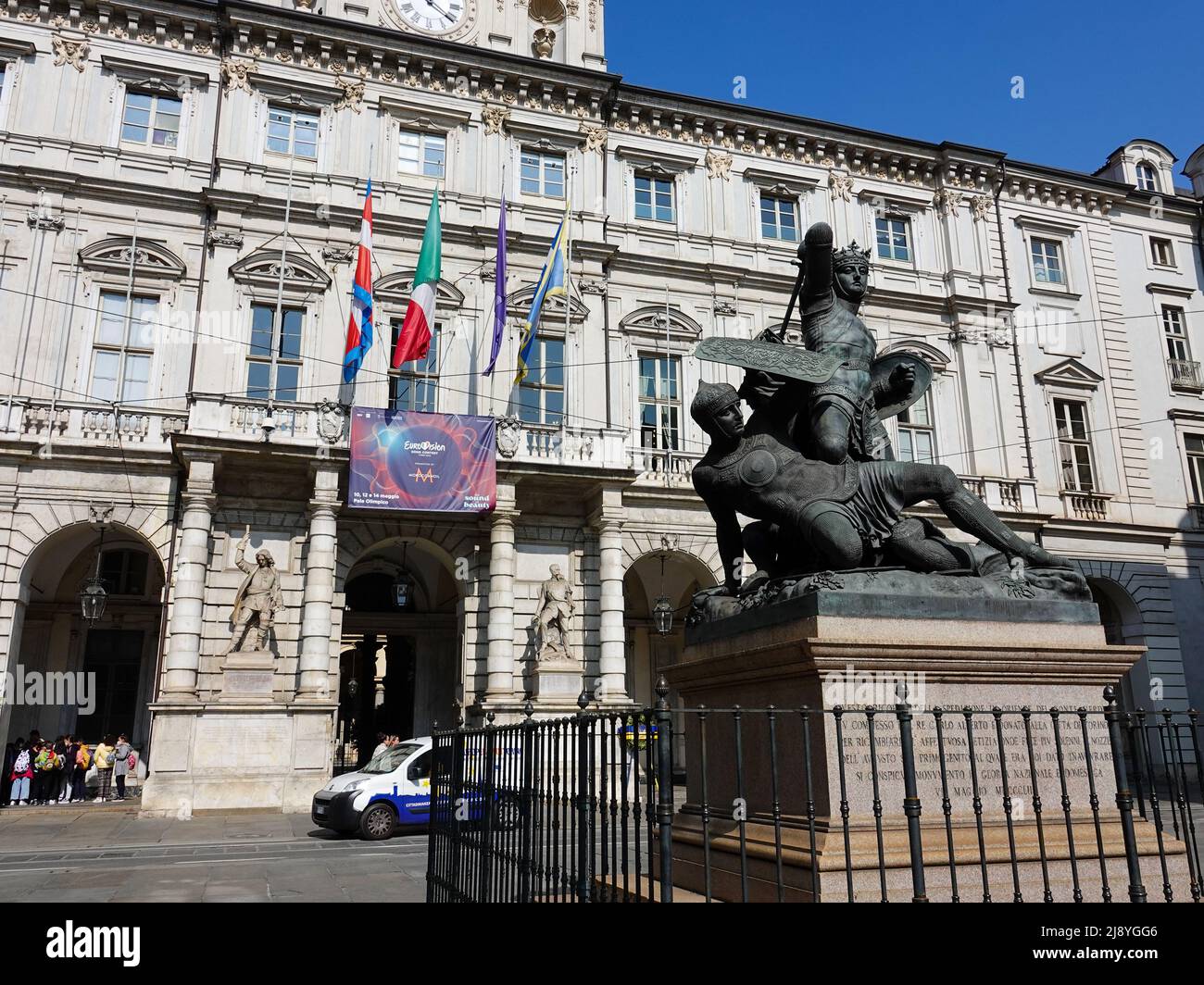 Rathaus von Turin, Italien mit Statue des Grünen Grafen, Amadeus VI., Graf von Savoyen, plus Zeichen für das Eurovision-Finale, das 2022 in Turin stattfand. Stockfoto