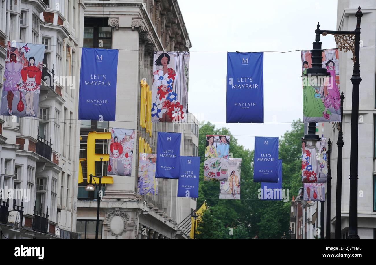 NUR FÜR REDAKTIONELLE VERWENDUNG Allgemeine Ansichten der Duke Street als 86 Flaggen, die von der britischen Modezeichnerin Anjelica Roselyn entworfen wurden, werden in ganz Mayfair zur Feier des Platin-Jubiläums der Königin ausgestellt. Bilddatum: Donnerstag, 19. Mai 2022. Stockfoto