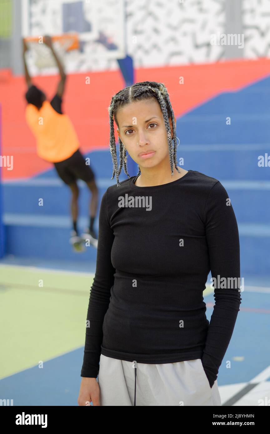 Selbstbewusste schwarze Sportlerin auf dem Basketballplatz Stockfoto