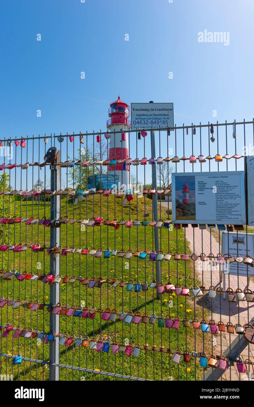 Liebesschlösser von Ehepaaren am Leuchtturm Falshöft an der Ostsee, Ostsee, Nieby-Gemeinde, Schleswig-Holstein, Norddeutschland, Europa Stockfoto
