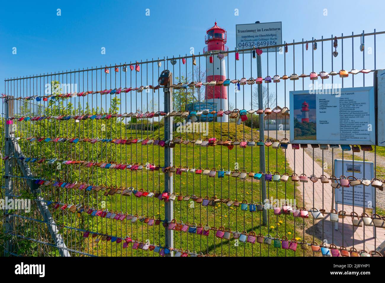 Liebesschlösser von Ehepaaren am Leuchtturm Falshöft an der Ostsee, Ostsee, Nieby-Gemeinde, Schleswig-Holstein, Norddeutschland, Europa Stockfoto