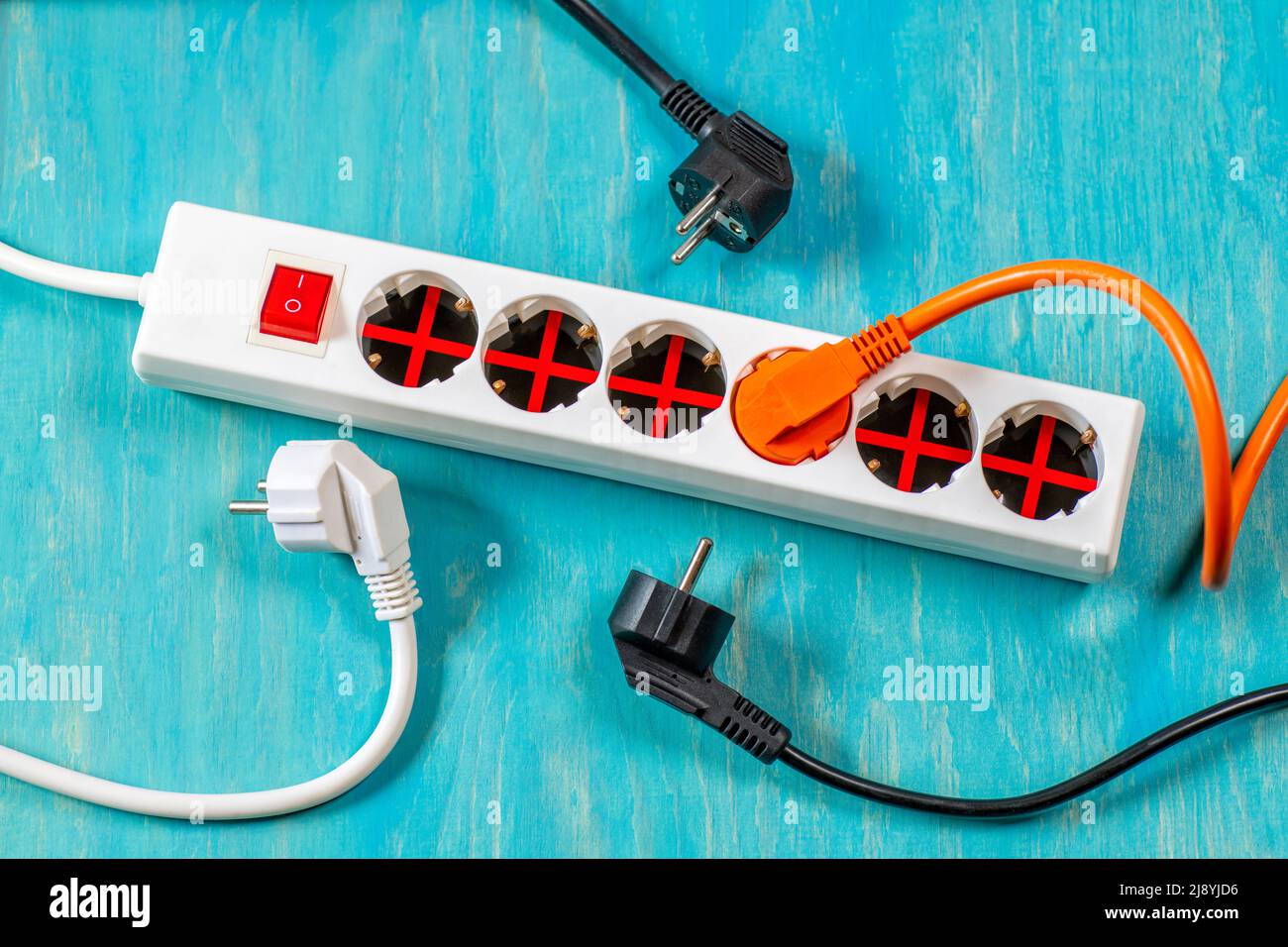 Steckdosenleiste mit fünf verriegelten und einer freien Steckdose mit Stecker Stockfoto