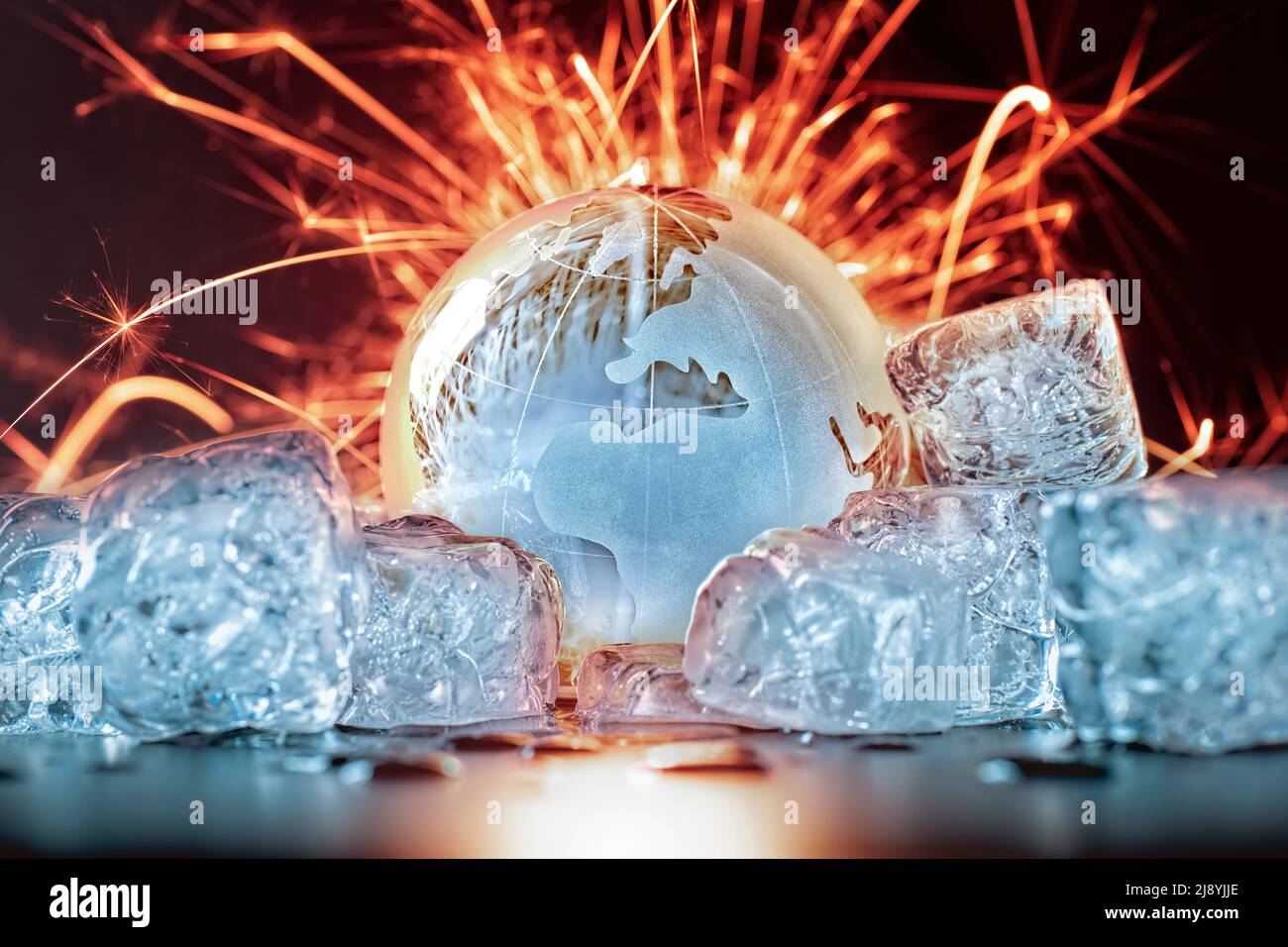 Globe mit Eiswürfeln und glühen mit Funken im Hintergrund Stockfoto
