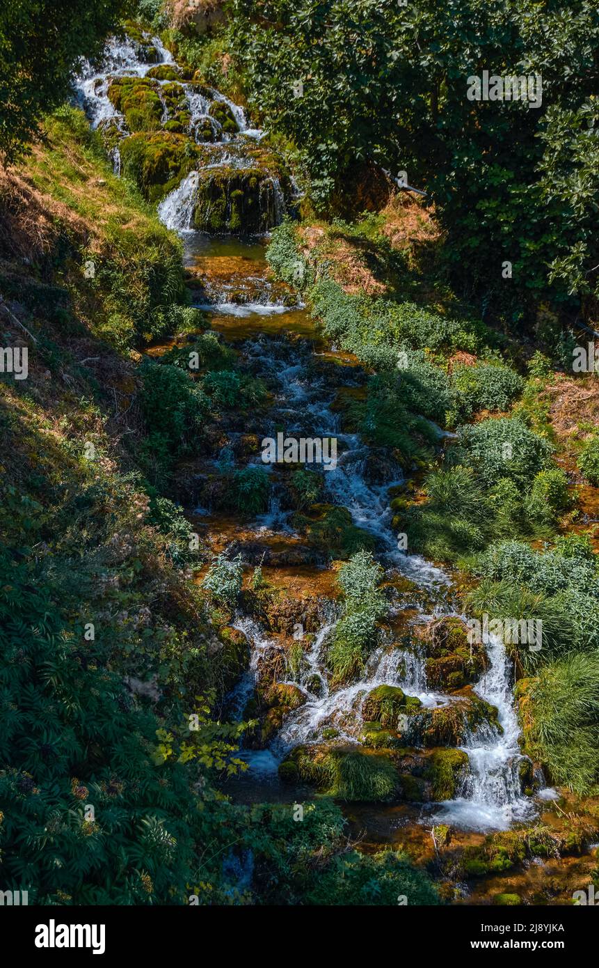 Verlauf des Flusses in den Tobera Wasserfällen, Burgos Stockfoto