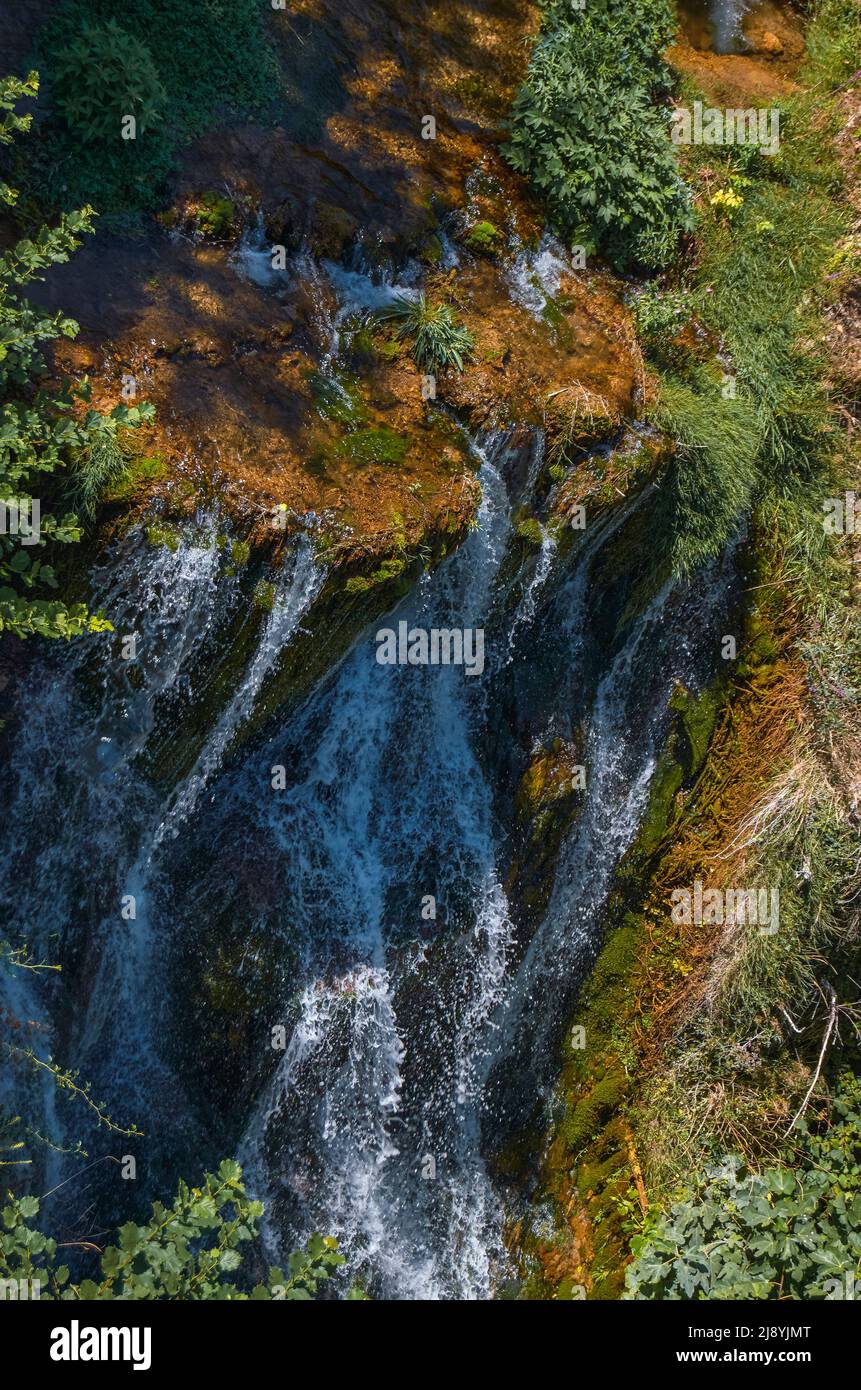 Vertikales Foto eines seidigen Wasserfalls in Tobra, Burgos, Spanien Stockfoto