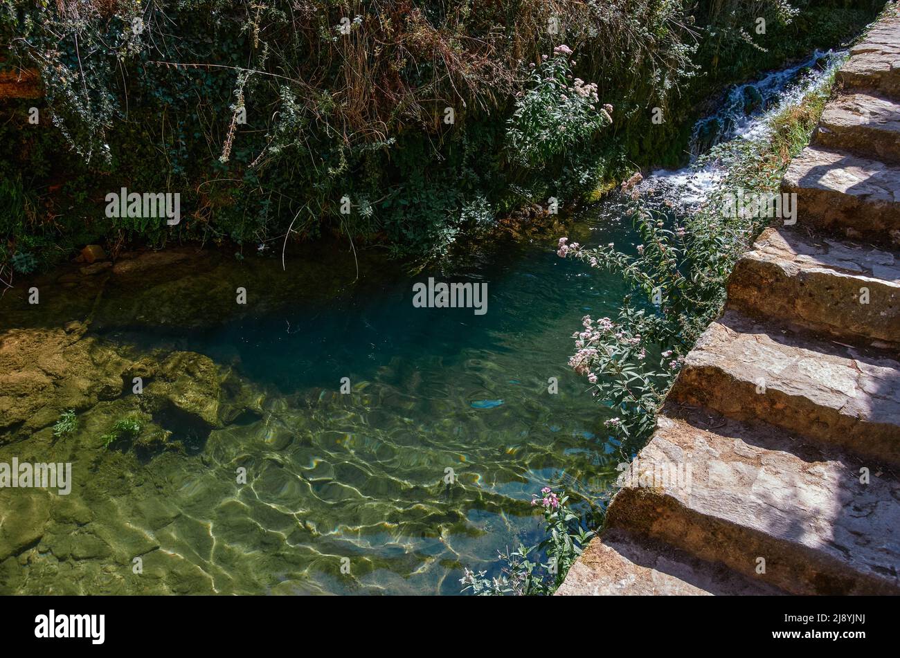 Kristallklares Wasser neben der Treppe im Flusslauf an den Tobera Wasserfällen, Burgs, Spanien Stockfoto