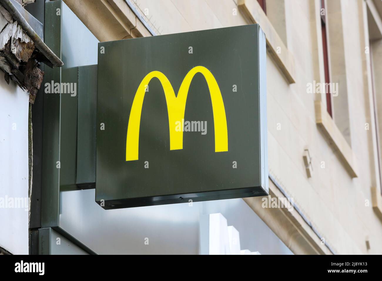 Firmenlogo für das Fast-Food-Outlet, Macdonalds, die bekannte amerikanische Lebensmittelkette Stockfoto