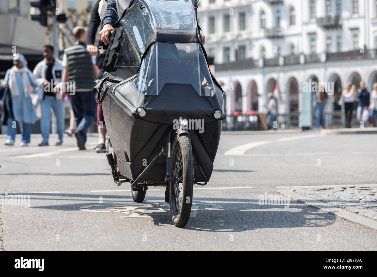 Schwarzes Lastenrad auf einer Fahrradspur Stockfoto