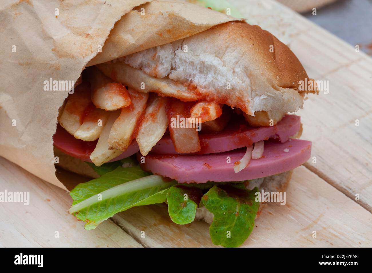 Südafrikanisches U-Boot-Sandwich mit Chips und Fleisch, bekannt als Gatsby Sandwich Stockfoto