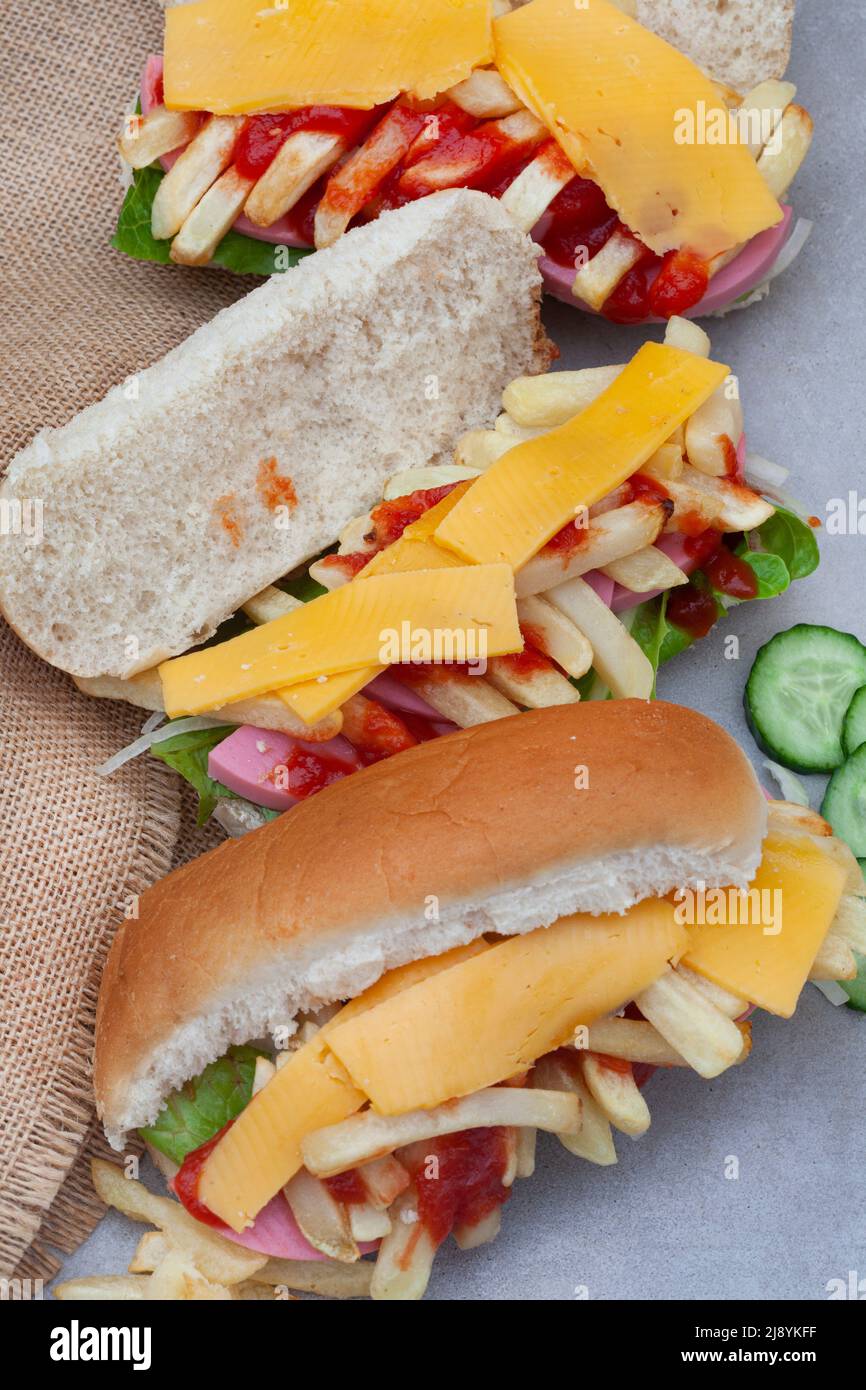 Südafrikanisches U-Boot-Sandwich mit Chips und Fleisch, bekannt als Gatsby Sandwich Stockfoto