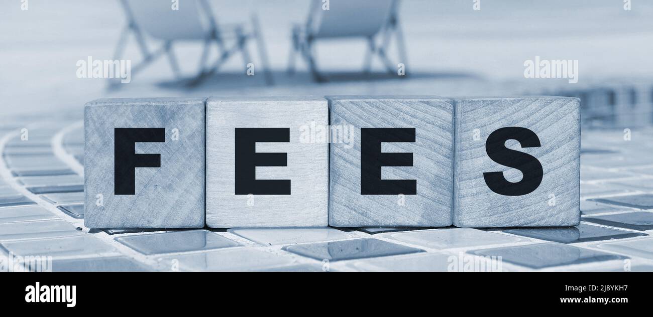 Holzblöcke mit dem Text: Gebühren. Steuern Geschäftskonzept. Stockfoto