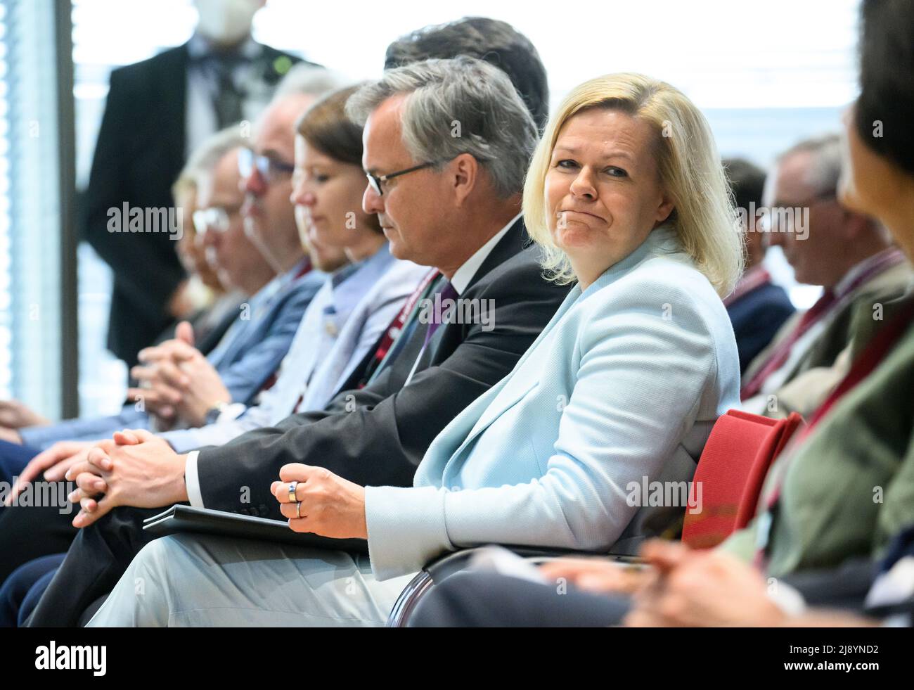 Berlin, Deutschland. 19.. Mai 2022. Nancy Faeser (SPD), Bundesministerin für Inneres und Inneres, Und Hans-Georg Engelke, Staatssekretär im Bundesministerium des Innern und des Innern, sitzen in der ersten Reihe beim Symposium des Bundesamtes für Verfassungsschutz 18. mit dem Titel "Drohungen für die innere Sicherheit in Deutschland" zusammen. Von der Delegitimierung zur Desinformation' zusammen in der ersten Reihe. Quelle: Bernd von Jutrczenka/dpa/Alamy Live News Stockfoto