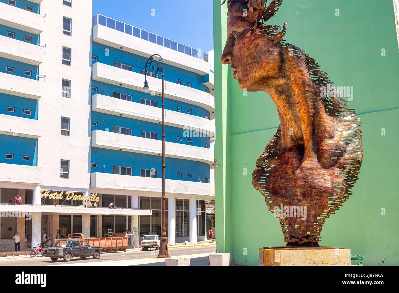 Hotel Deauville und Skulptur Stockfoto