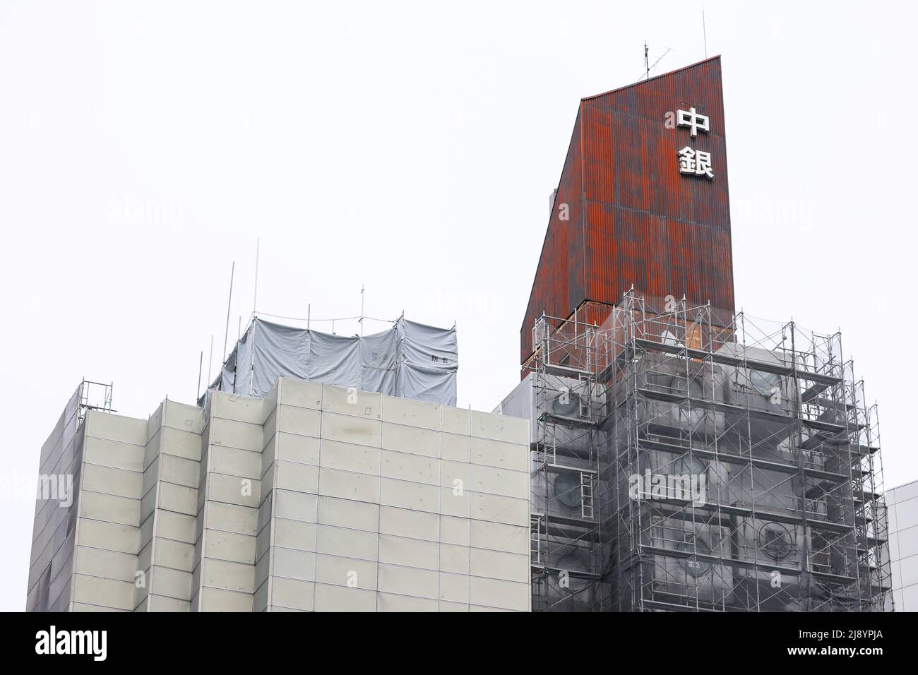 Tokio, Japan. 19.. Mai 2022. Am Nakagin Capsule Tower, einem ikonischen Bauwerk, das am 19. Mai 2022 vom japanischen Architekten Kisho Kurokawa in Ginza, Tokio, Japan, entworfen wurde, werden die Abbrucharbeiten fortgesetzt. Quelle: AFLO/Alamy Live News Stockfoto