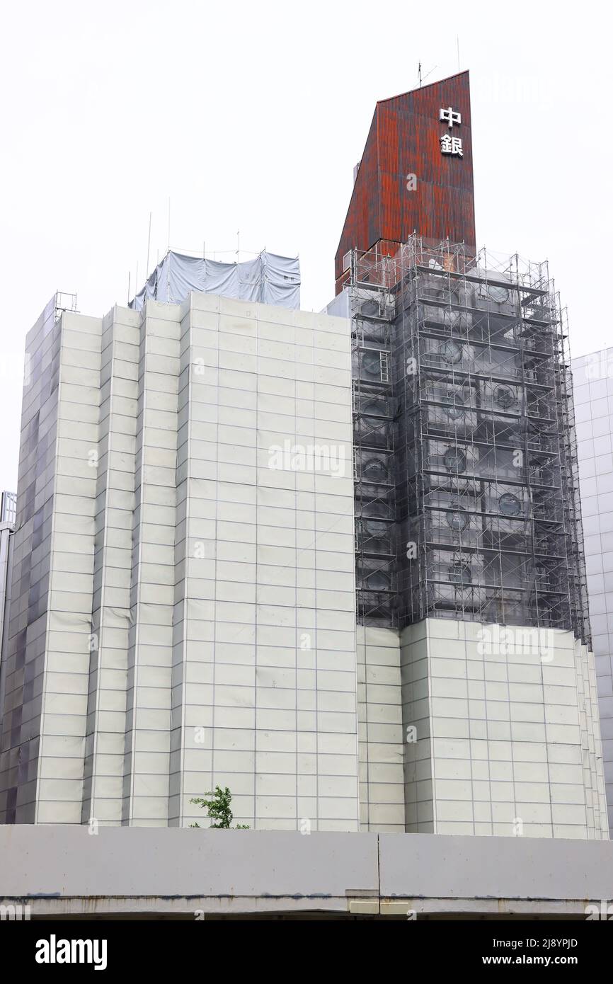 Tokio, Japan. 19.. Mai 2022. Am Nakagin Capsule Tower, einem ikonischen Bauwerk, das am 19. Mai 2022 vom japanischen Architekten Kisho Kurokawa in Ginza, Tokio, Japan, entworfen wurde, werden die Abbrucharbeiten fortgesetzt. Quelle: AFLO/Alamy Live News Stockfoto