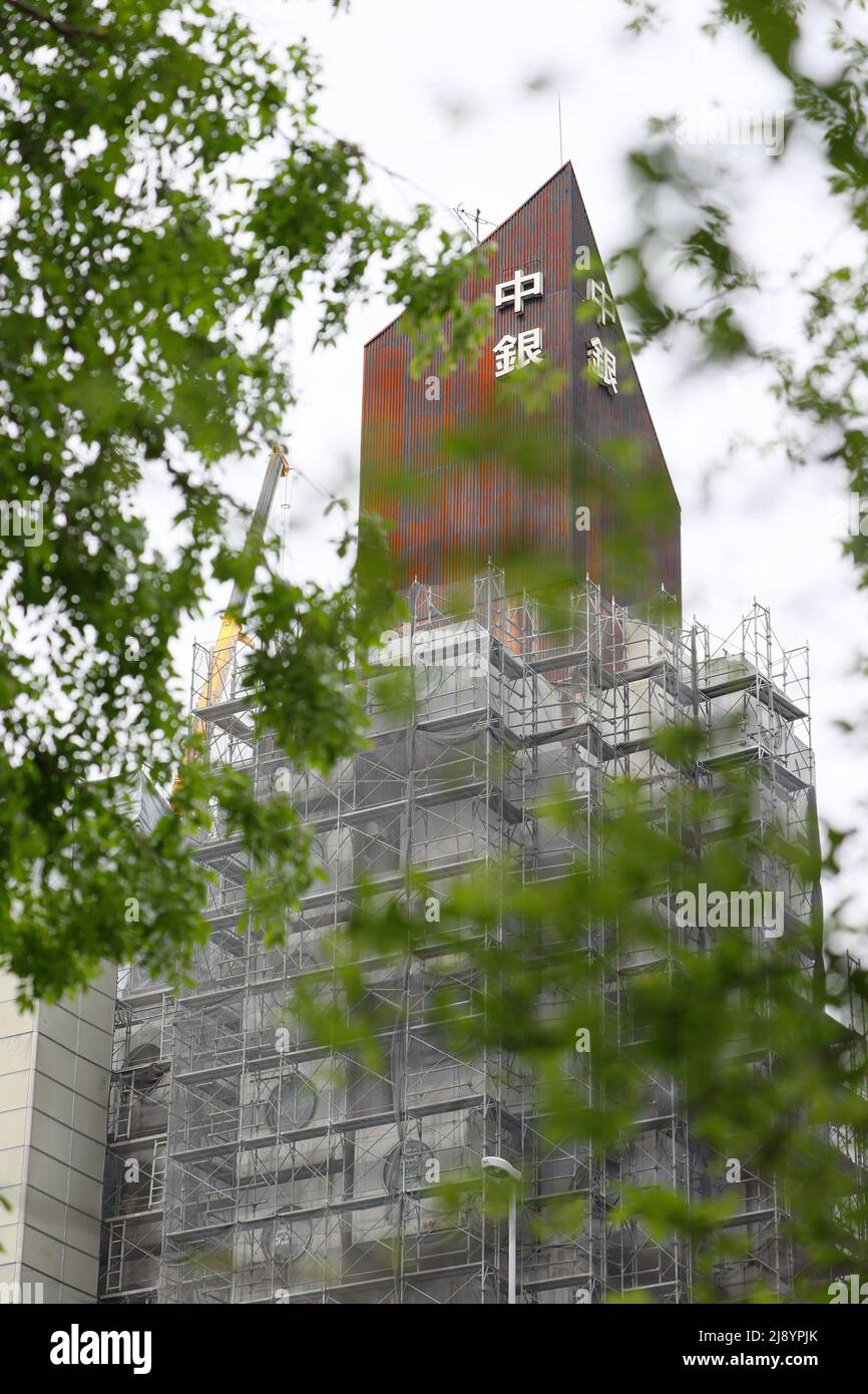 Tokio, Japan. 19.. Mai 2022. Am Nakagin Capsule Tower, einem ikonischen Bauwerk, das am 19. Mai 2022 vom japanischen Architekten Kisho Kurokawa in Ginza, Tokio, Japan, entworfen wurde, werden die Abbrucharbeiten fortgesetzt. Quelle: AFLO/Alamy Live News Stockfoto