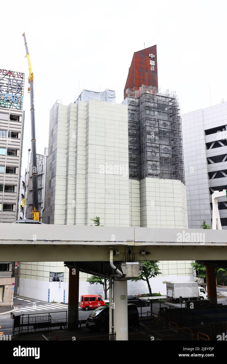 Tokio, Japan. 19.. Mai 2022. Am Nakagin Capsule Tower, einem ikonischen Bauwerk, das am 19. Mai 2022 vom japanischen Architekten Kisho Kurokawa in Ginza, Tokio, Japan, entworfen wurde, werden die Abbrucharbeiten fortgesetzt. Quelle: AFLO/Alamy Live News Stockfoto