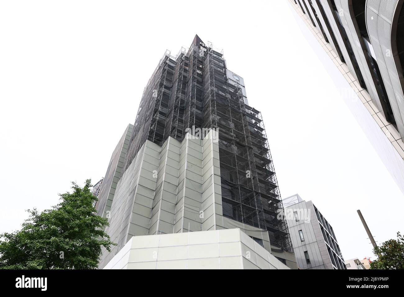 Tokio, Japan. 19.. Mai 2022. Am Nakagin Capsule Tower, einem ikonischen Bauwerk, das am 19. Mai 2022 vom japanischen Architekten Kisho Kurokawa in Ginza, Tokio, Japan, entworfen wurde, werden die Abbrucharbeiten fortgesetzt. Quelle: AFLO/Alamy Live News Stockfoto