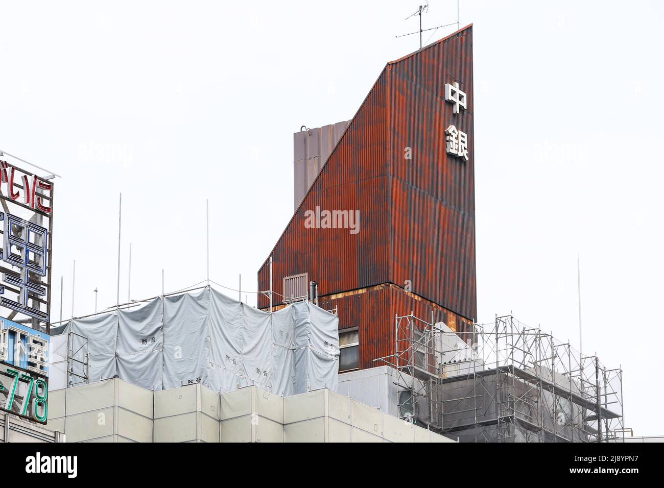 Tokio, Japan. 19.. Mai 2022. Am Nakagin Capsule Tower, einem ikonischen Bauwerk, das am 19. Mai 2022 vom japanischen Architekten Kisho Kurokawa in Ginza, Tokio, Japan, entworfen wurde, werden die Abbrucharbeiten fortgesetzt. Quelle: AFLO/Alamy Live News Stockfoto