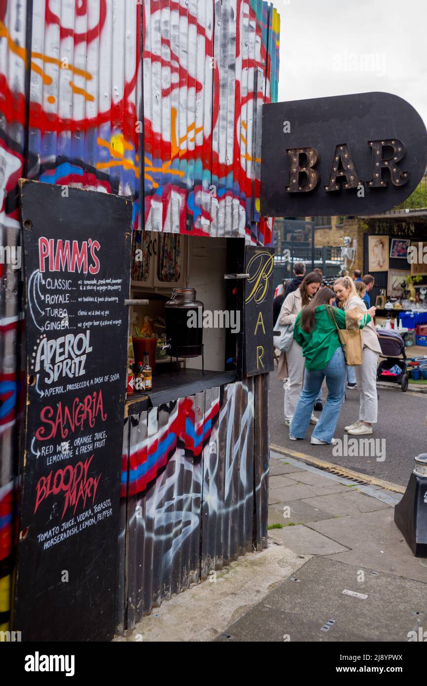 Columbia Road Sunday Market, Pimms Bar in Wellblechzäunen auf der Ezra Street in der Nähe der Columbia Rd Stockfoto