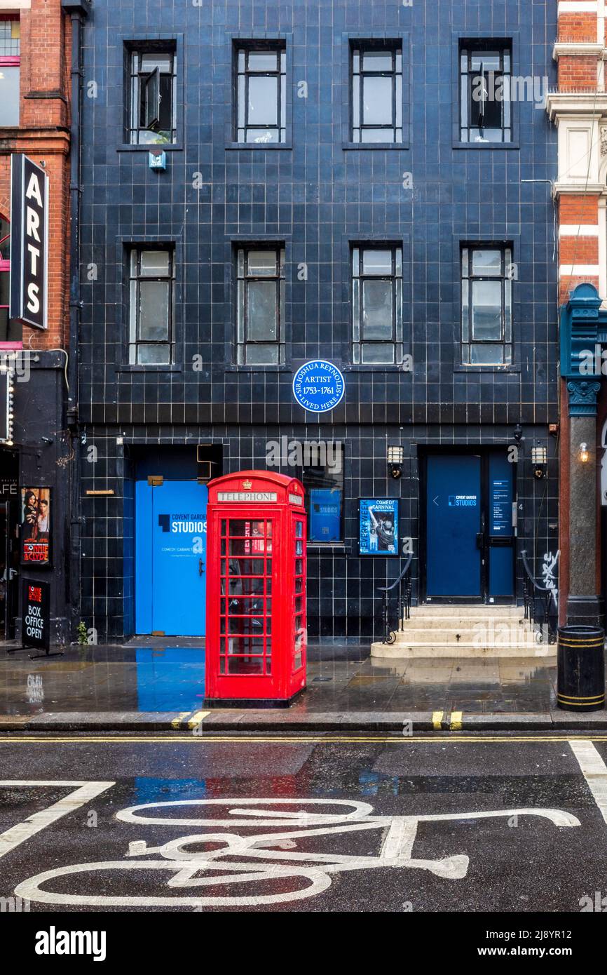 Das Haus von Sir Joshua Reynolds in der Great Newport Street 5 Central London - Blaue Tafel zum Gedenken an den Maler Joshua Reynolds, der hier von 1753 bis 1761 lebte. Stockfoto