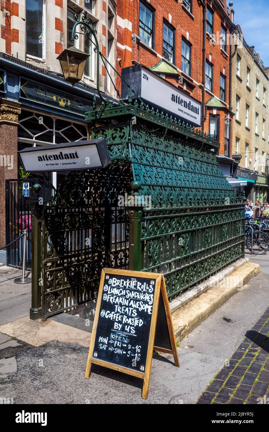 Die Bar „Attendant Coffee Bar“ in Fitzrovia London. Ehemalige Café-Bar Mit Öffentlichen Toiletten. Viktorianische Toiletten wurden in eine Kaffeebar im Londoner Stadtteil Fitzrovia umgewandelt. Stockfoto