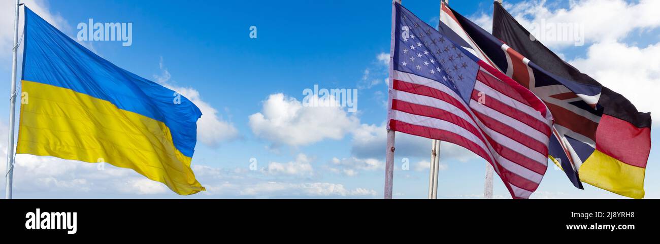 Flaggen der Welt auf Wolkenhintergrund mit Platz für Ihren Text. Stockfoto