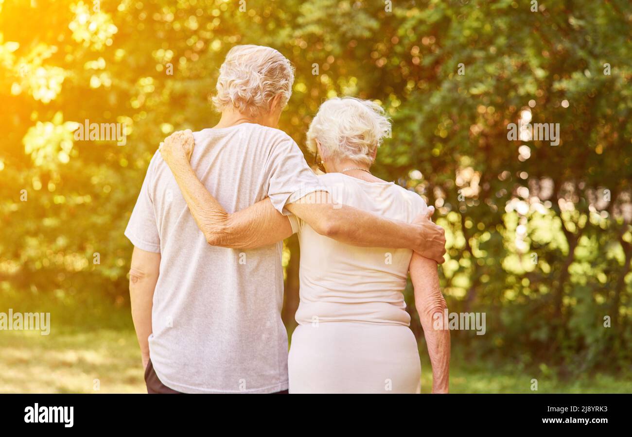 Verliebte Senioren gehen im Sommer zu einem Spaziergang im grünen Garten Stockfoto