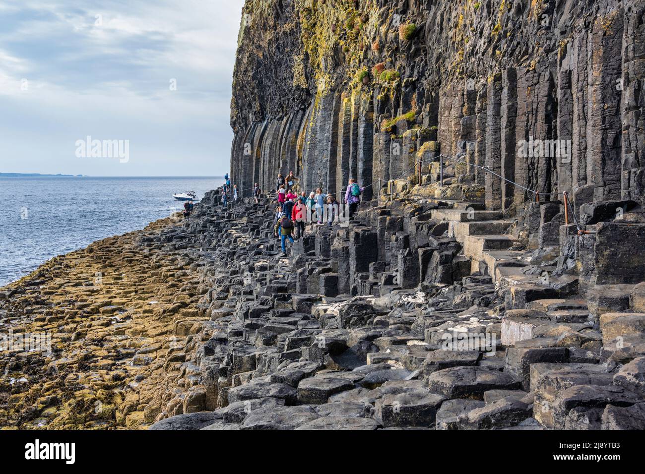 Ein rauer Handlauf führt die Touristen entlang der prekären Route zur Fingal’s Cave auf der Isle of Staffa, Inner Hebrides, Schottland, Großbritannien Stockfoto