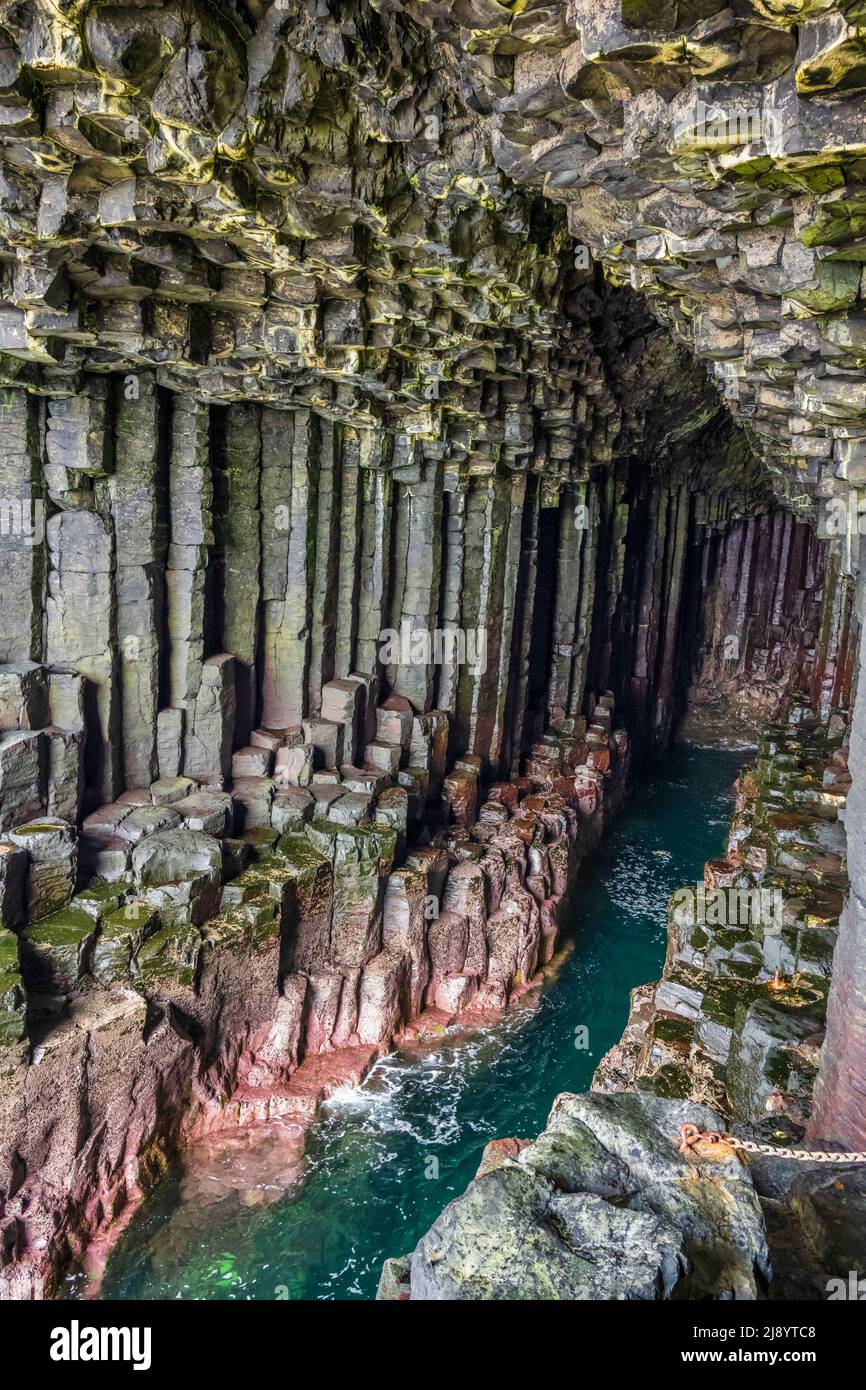 Blick auf das Innere der Fingal's Cave, einer Meereshöhle aus sechseckig gegliederte Basaltsäulen, auf der Isle of Staffa, Inner Hebrides, Schottland, Großbritannien Stockfoto