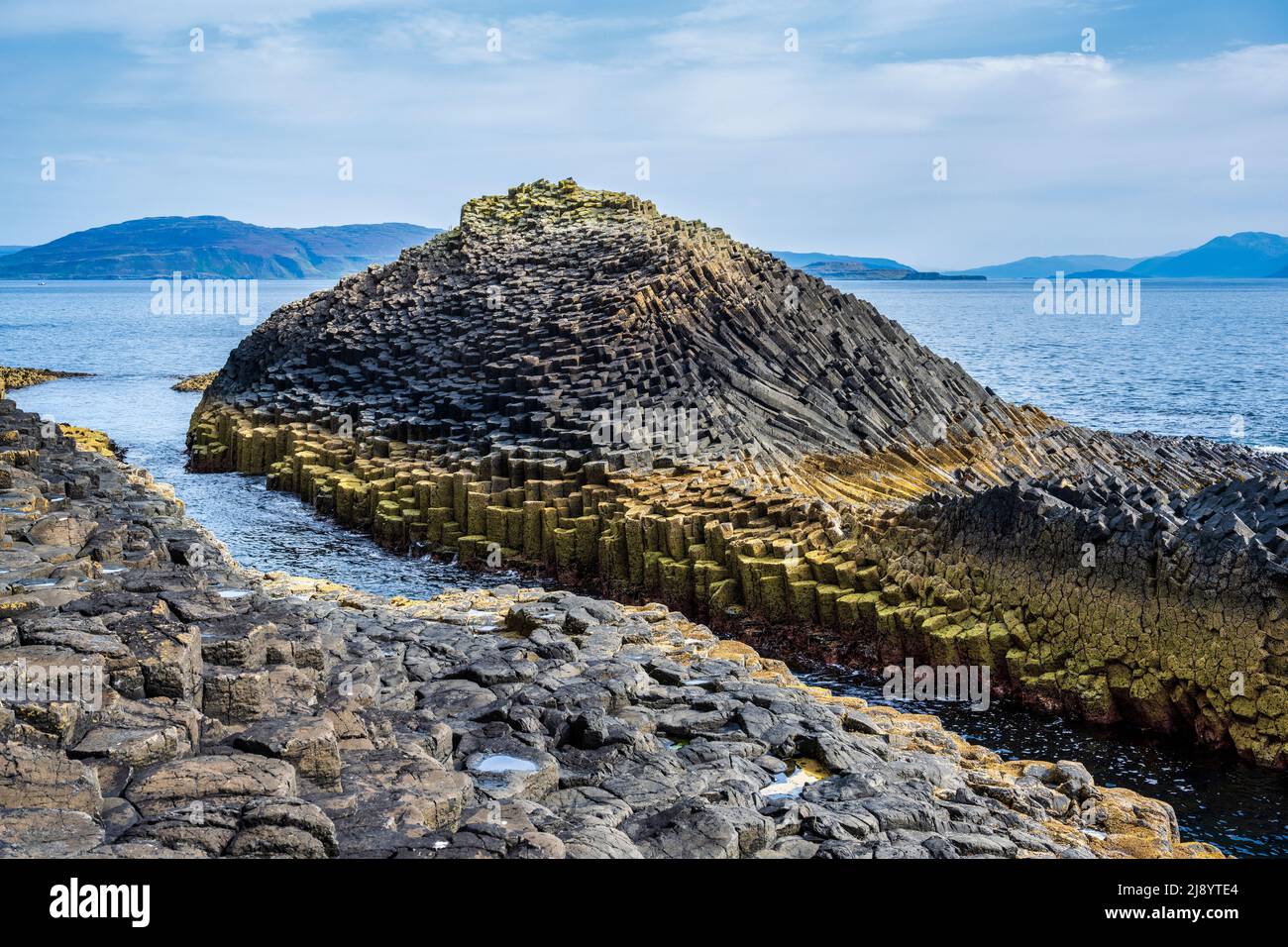 Blick auf die vulkanische Gesteinsformation auf der kleinen Insel am Buachaille neben der Landestelle auf der Isle of Staffa, Inner Hebrides, Schottland, Großbritannien Stockfoto