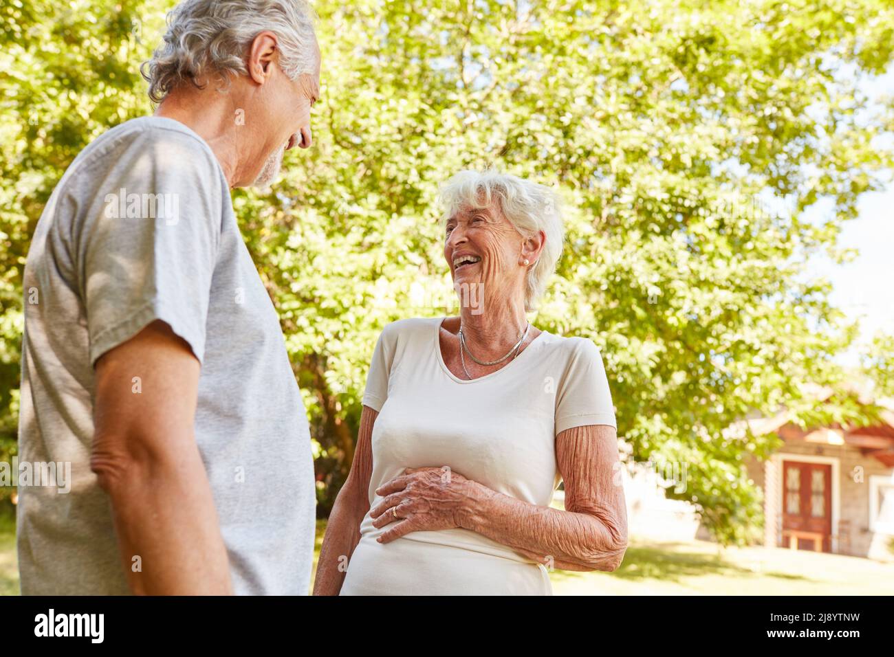 Glückliches Rentnerpaar, das im Sommer gemeinsam Spaß hat, während man in der Natur spazieren geht Stockfoto
