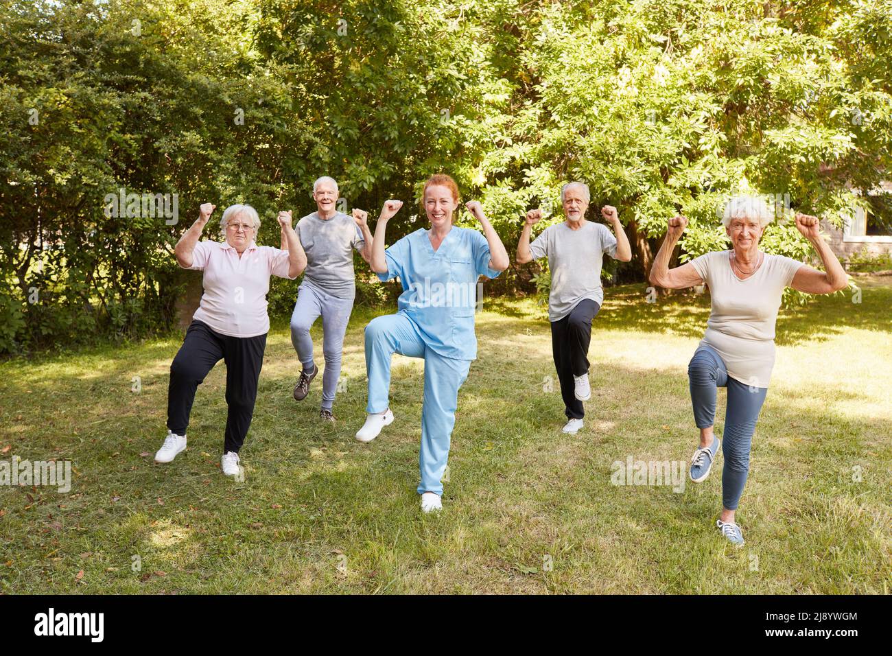 Die Seniorengruppe und der Trainer machen gemeinsam Aerobic für Ausdauer und Fitness im Alter Stockfoto