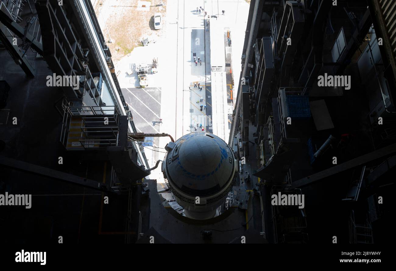 Eine United Launch Alliance ATLAS V-Rakete mit Boeings CST-100 Starliner-Raumschiff an Bord wird in der Vertical Integration Facility gesehen, bevor sie im Vorfeld der Orbital Flight Test-2 (OFT-2)-Mission am Mittwoch, den 18. Mai, auf die Starliner-Startfläche des Space Launch Complex 41 ausgerollt wird. 2022 an der Cape Canaveral Space Force Station in Florida. Boeings Orbital Flight Test-2 wird der zweite unbemundete Flugtest von Starliner sein und im Rahmen des NASA Commercial Crew Program an die Internationale Raumstation andocken. Die Mission, die derzeit für den Start um 6:54 Uhr ET am 19. Mai vorgesehen ist, wird als End-to-e dienen Stockfoto