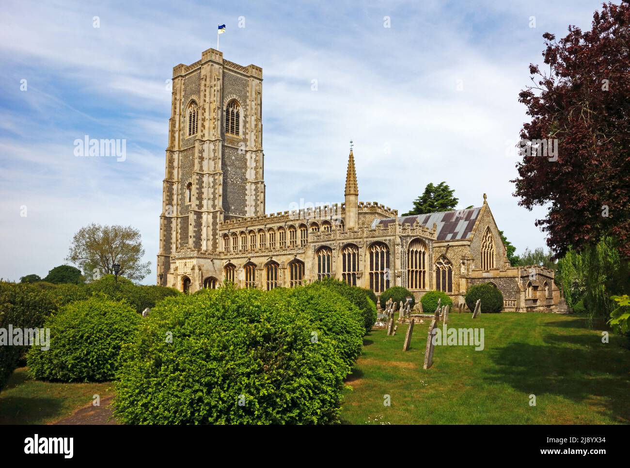 Blick auf die Pfarrkirche St. Peter und St. Paul im Dorf Lavenham, Suffolk, England, Vereinigtes Königreich. Stockfoto