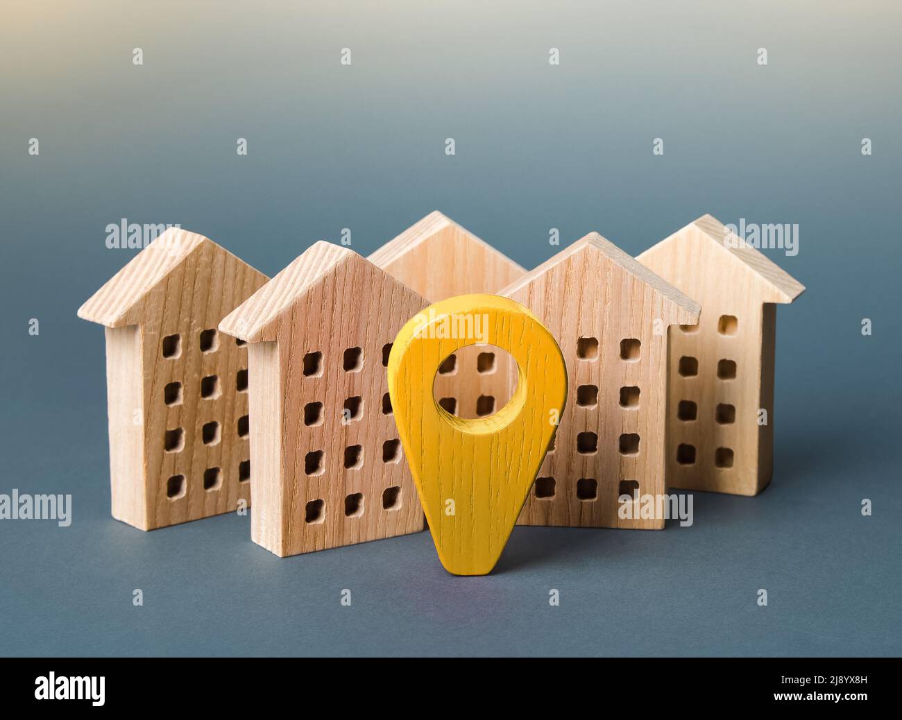 Wohngebäude und gelbe Ortsnadel. Lieferung. Tracking und Navigation. Internet der Dinge, Stadtverwaltung und Stadtdienste municip Stockfoto