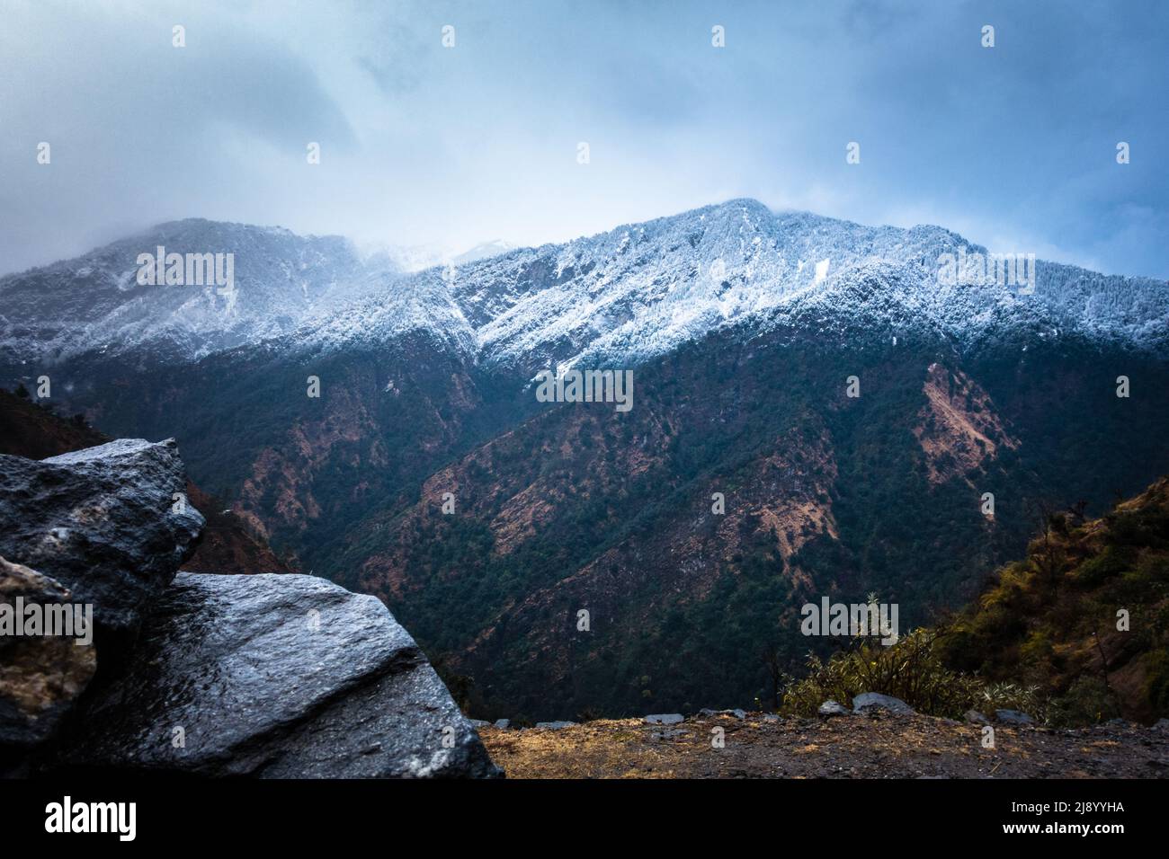 Eine wunderschöne Aufnahme von schneebedeckten Bergen im Okhimath-Viertel von Chamoli garhwal, Uttrakhand. Indien. Stockfoto