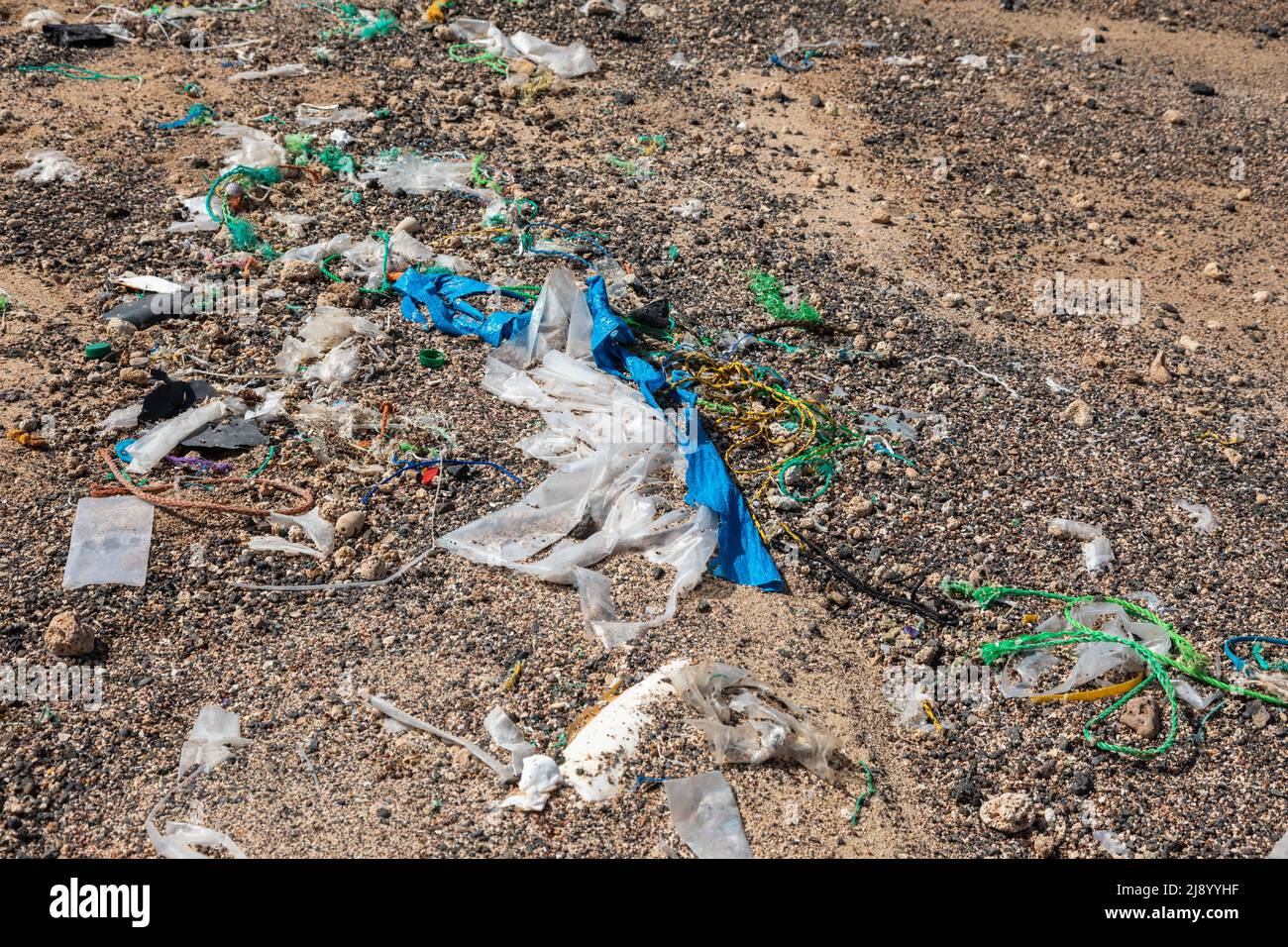 Plastikmüll und Mischfischerei am Strand von Baía da Parda, der Insel Sal, den Kapverden, den Kapverdischen Inseln, Afrika Stockfoto