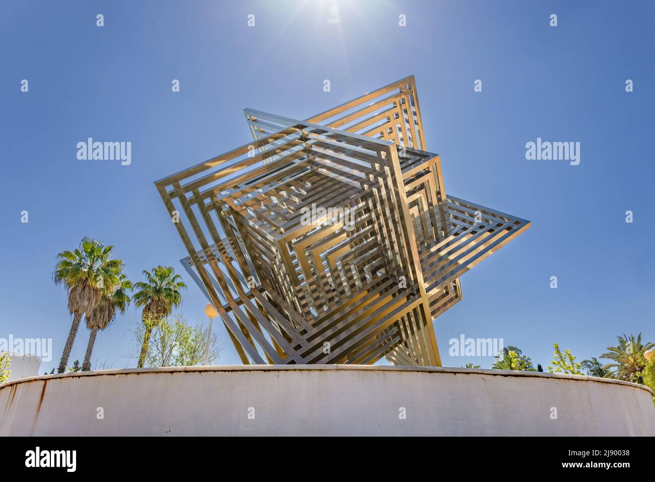 Huelva, Spanien - 28. April 2022: Das Denkmal des Edelstahlwürfels in den Gärten des Campus de „El Carmen“ der Universität Huelva. Stockfoto