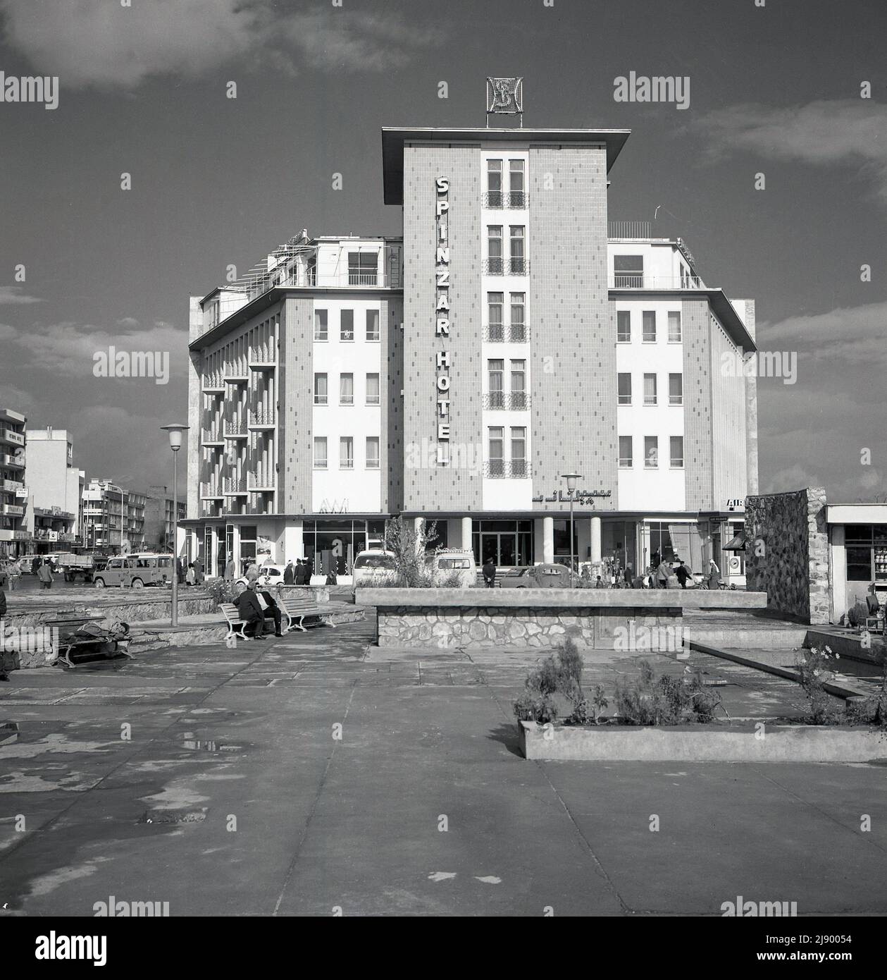 1960s, historisch, Kabul, Afghanistan, Blick über den Platz zum Spinzar Hotel. Air France Büro nebenan. In dieser Zeit war die Spinzar Cotton Company aus Kunduz einer der weltweit größten Baumwolllieferanten und produzierte auch Porzellan und Betrieb Hotels und Kinos. In den Jahren 60s und bis Ende 70s wurde Kabul so etwas wie ein Touristenziel, besonders bekannt als Ort des Hippie-Prozesses. All dies endete 1978, als Präsident Daoud ermordet wurde und 1979 die Sowjetunion in das Land einmarschierte und ihr Militär Kabul übernahm. Stockfoto