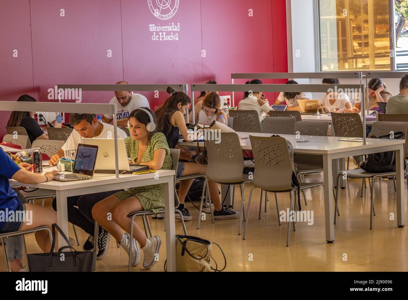 Huelva, Spanien - 16. Mai 2022: Studenten, die die Prüfungen in der Buchhandlung der Universität von Huelva vorbereiten Stockfoto